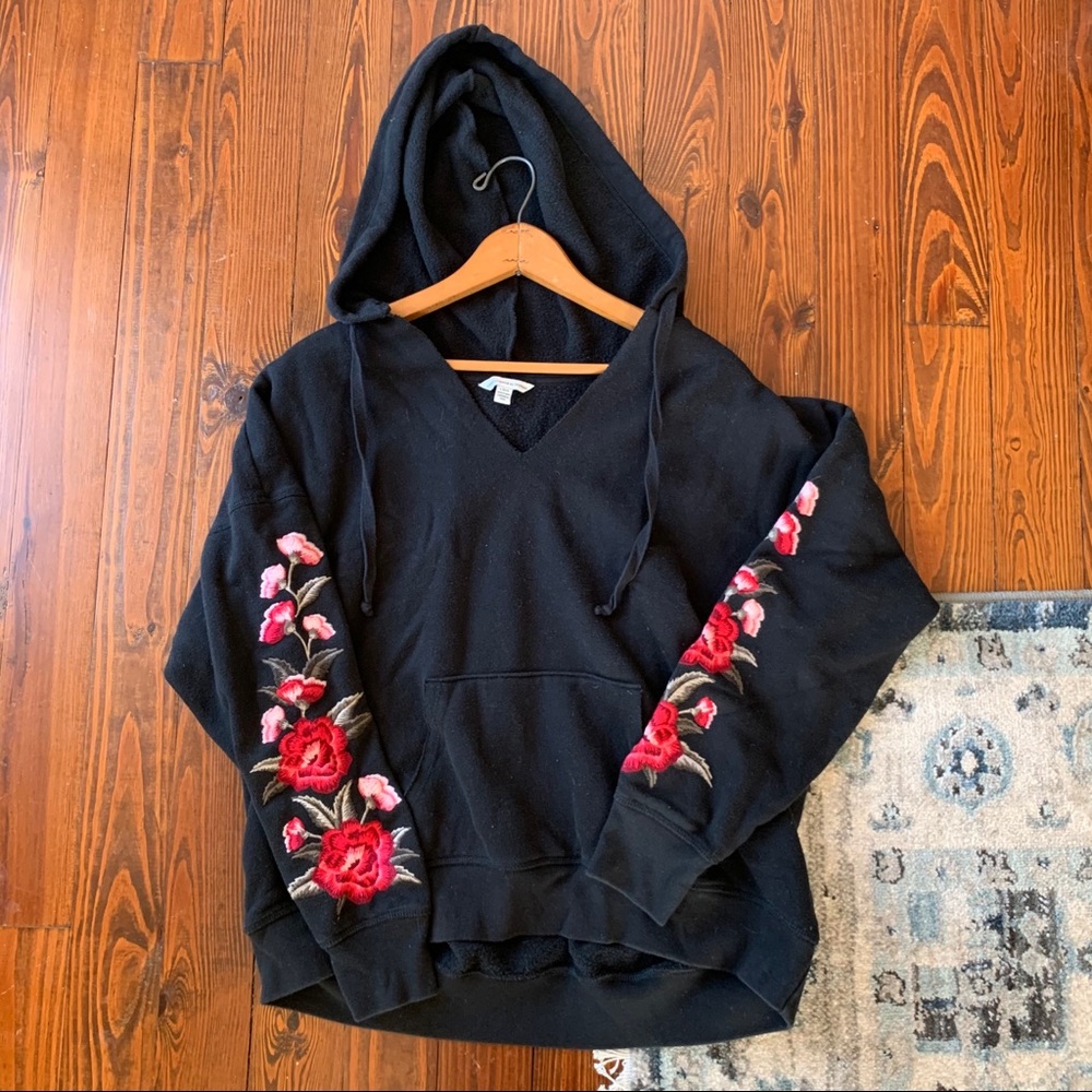 Floral embroidery black crop hoodie